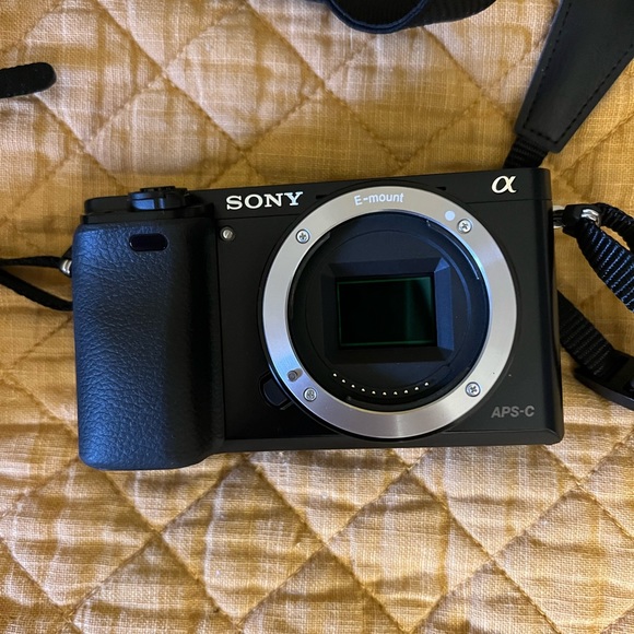 Sony a6000 camera 24.3 Megapixel Mirrorless Digital Camera - Picture 3 of 7